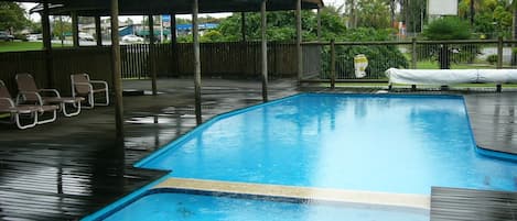 Una piscina al aire libre