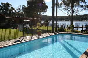 Una piscina al aire libre