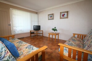 Flat-screen TV, DVD player - Lake Edge Holiday Units (Burrill Lake)