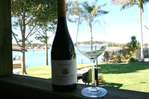 1 dormitorio, tabla de planchar con plancha, cunas (de pago)