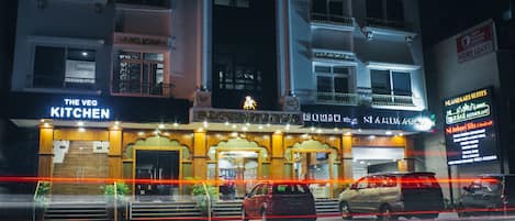 Fachada de la propiedad por la tarde o noche