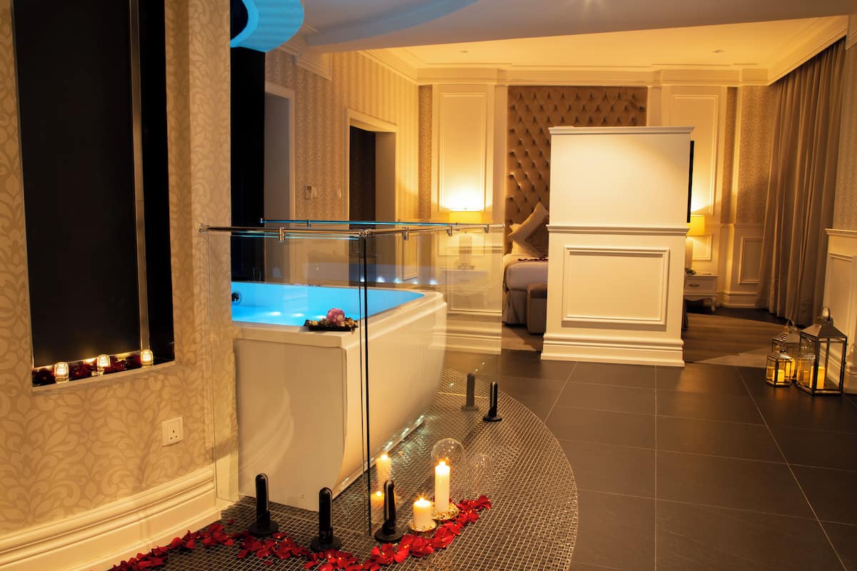Majestic suite, Jacuzzi, with Balcony | Rúmföt úr egypskri bómull, rúmföt af bestu gerð, dúnsængur
