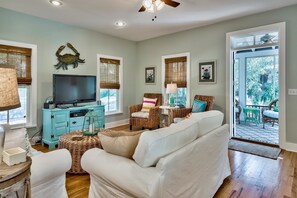 Casa, 3 habitaciones (163 Patina Blvd.) | Área de sala de estar | Reproductor de DVD 