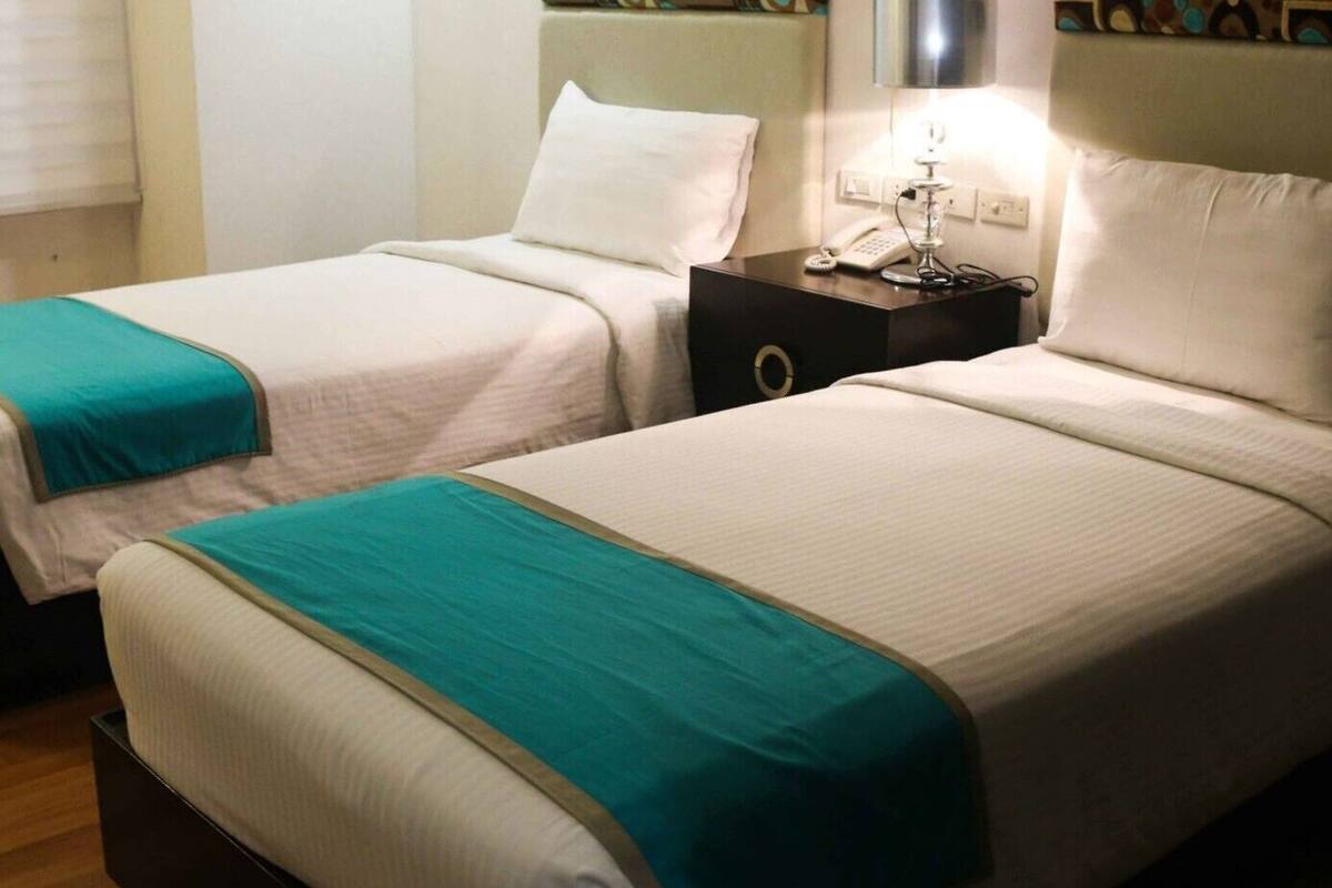 Deluxe Room | Desk, iron/ironing board (on request), free WiFi, bed sheets
