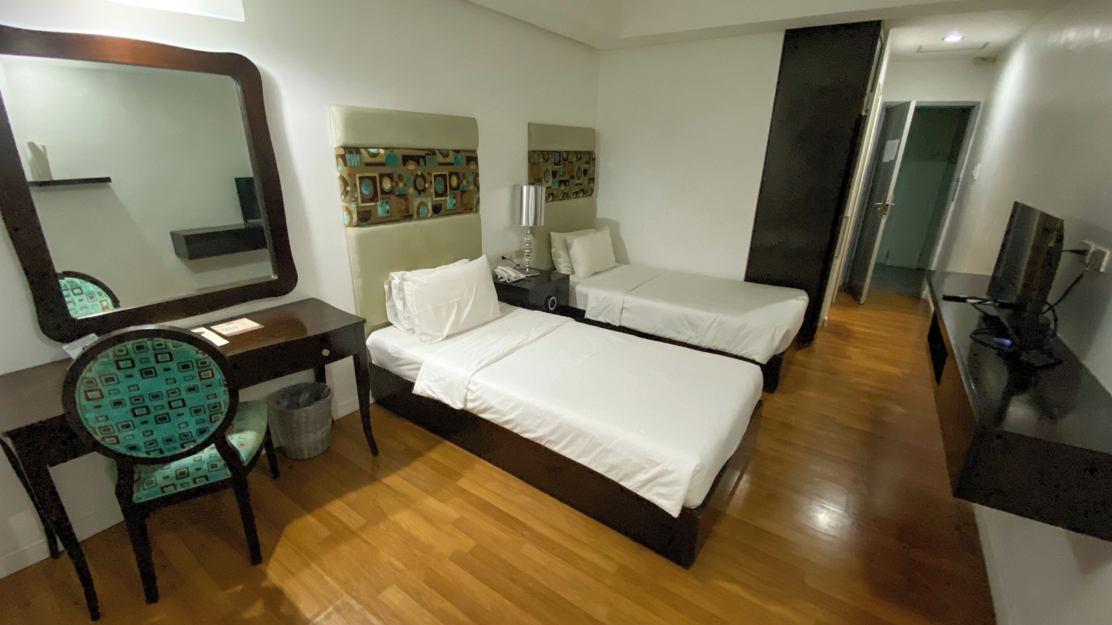 Escritorio, tabla de planchar con plancha, wifi gratis y ropa de cama 