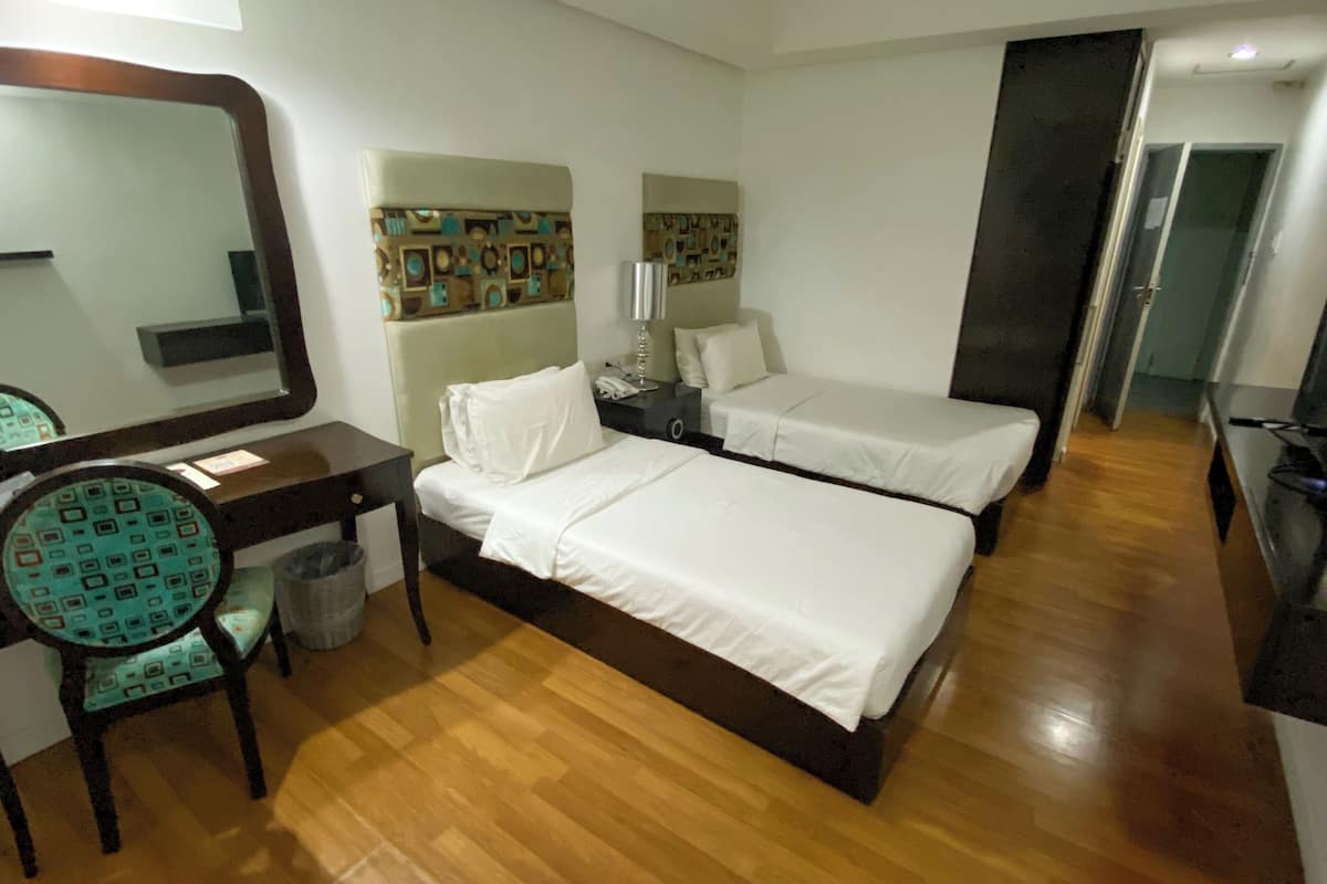 Escritorio, tabla de planchar con plancha, wifi gratis y ropa de cama