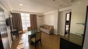 Family Room | Desk, iron/ironing board, free WiFi, bed sheets - Queen Margarette Hotel - Downtown (Lucena)