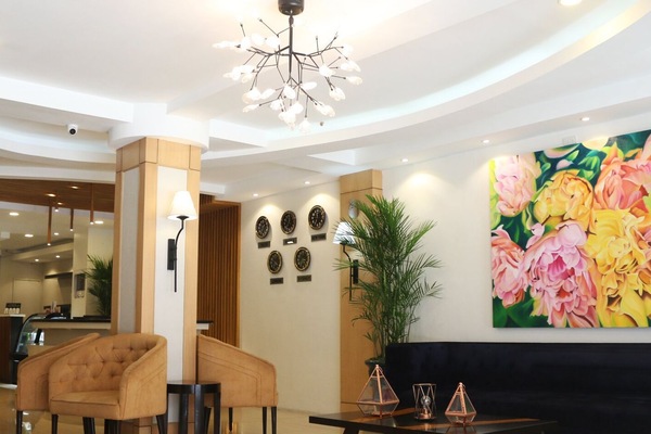 Lobby lounge