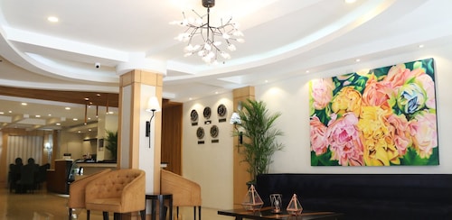 Queen Margarette Hotel - Downtown