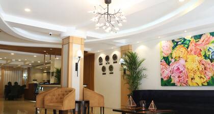 Queen Margarette Hotel - Downtown