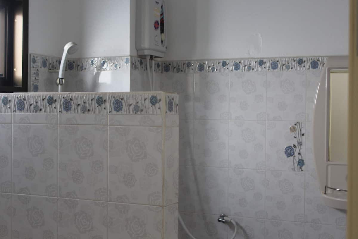 shower, hydromassage showerhead, free toiletries, towels