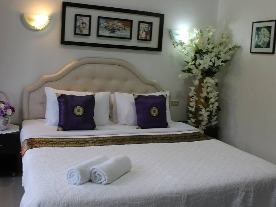 Deluxe Room - Balcony | 1 bedroom, premium bedding, free minibar, individually decorated