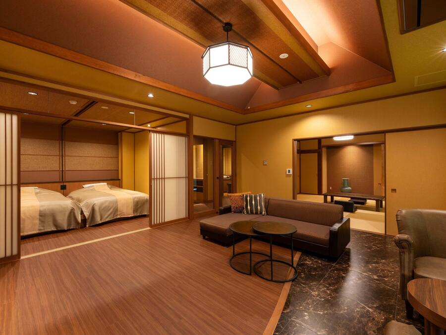 Deluxe Suite | In-room safe, blackout drapes, iron/ironing board, free WiFi