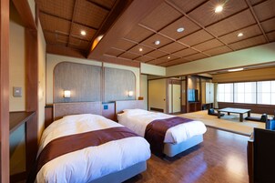 Quarto tradicional (Main building Japanese & Western type) | Cofres nos quartos, cortinas blackout, ferros/tábuas de passar roupa