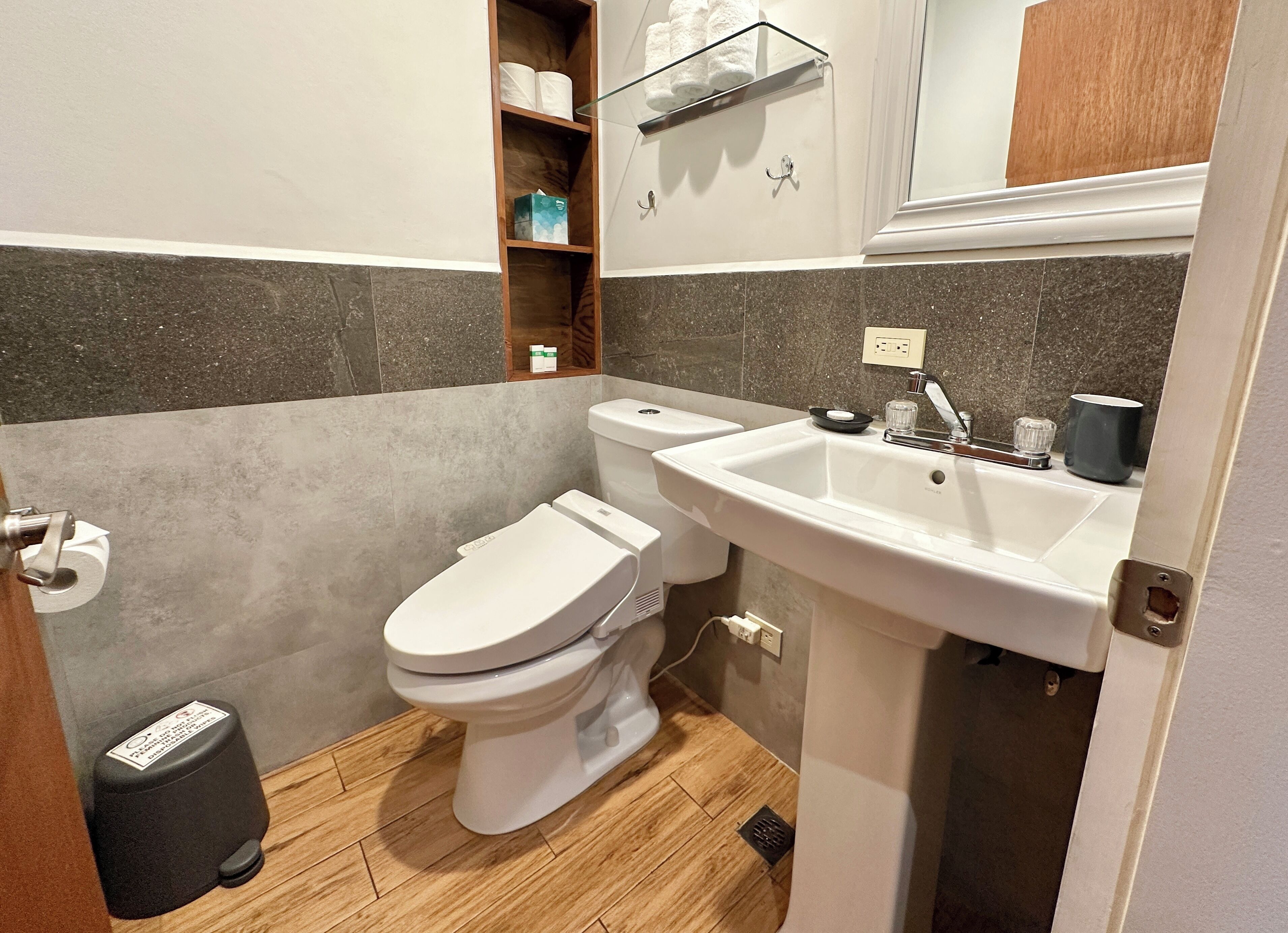 executive suite | bathroom | free toiletries, hair dryer, bidet, towels