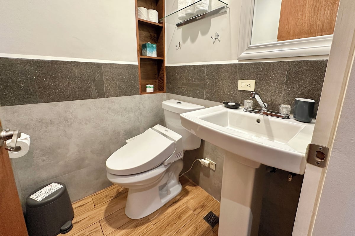 executive suite | bathroom | free toiletries, hair dryer, bidet, towels