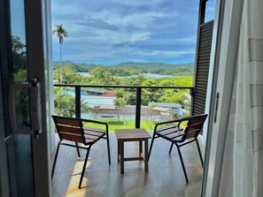 标准房, 部分海洋景观 | 客房内保险箱  、办公桌、熨斗/熨板、免费 WiFi