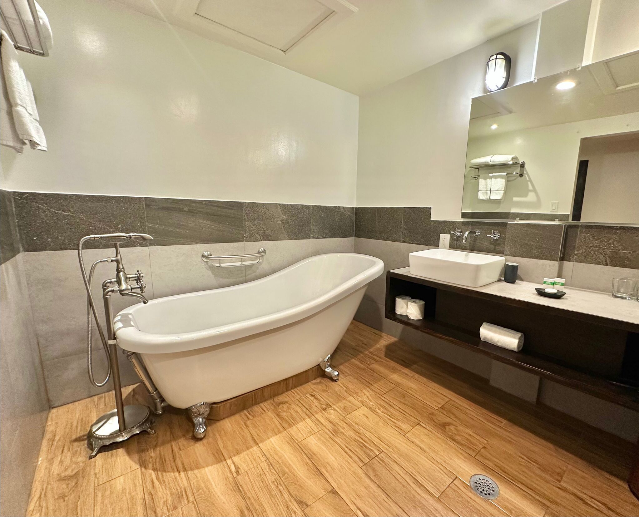 deluxe room | bathroom | free toiletries, hair dryer, bidet, towels