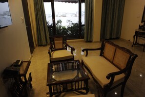 Deluxe-Suite, 2 Schlafzimmer (1 Living Room) | Wohnbereich | Flachbildfernseher