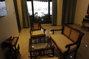 Suite Deluxe, 2 chambres (1 Living Room) | Coin séjour | Télévision à écran plat