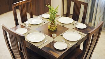 华丽套房, 2 间卧室 (1 Living Room) | 客房内用餐
