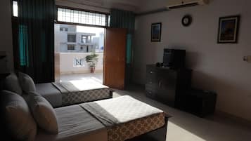 Deluxe Twin Room | In-room safe, desk, free rollaway beds, free WiFi