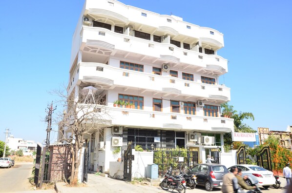 Un edificio de varios pisos con un letrero que dice "RAJ REGENCY".