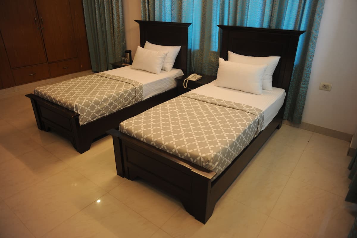 Deluxe Twin Room | Peti besi dalam bilik, meja, katil lipat simpan percuma, Wi-fi percuma