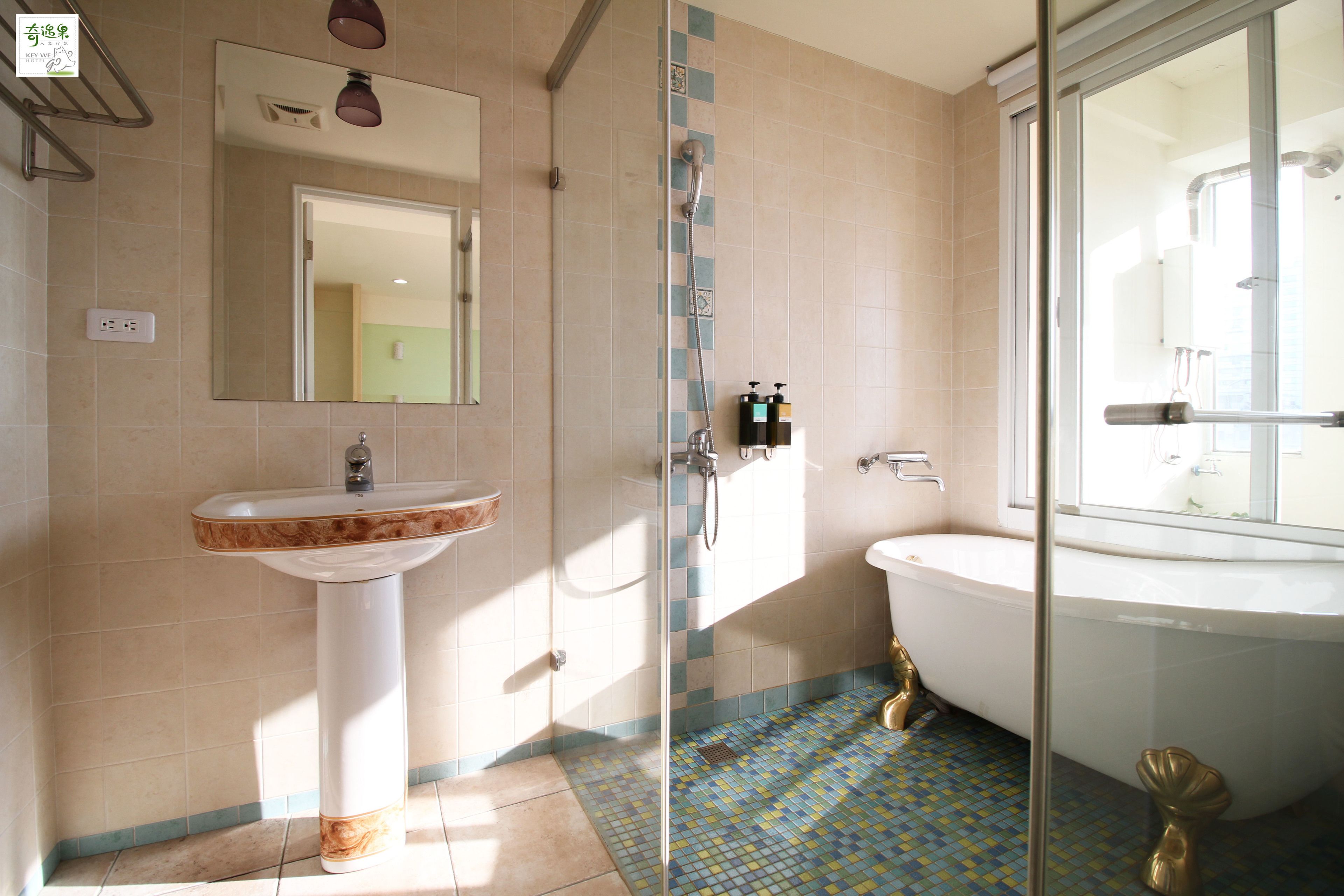romantic double room | bathroom | shower, free toiletries, hair dryer, slippers