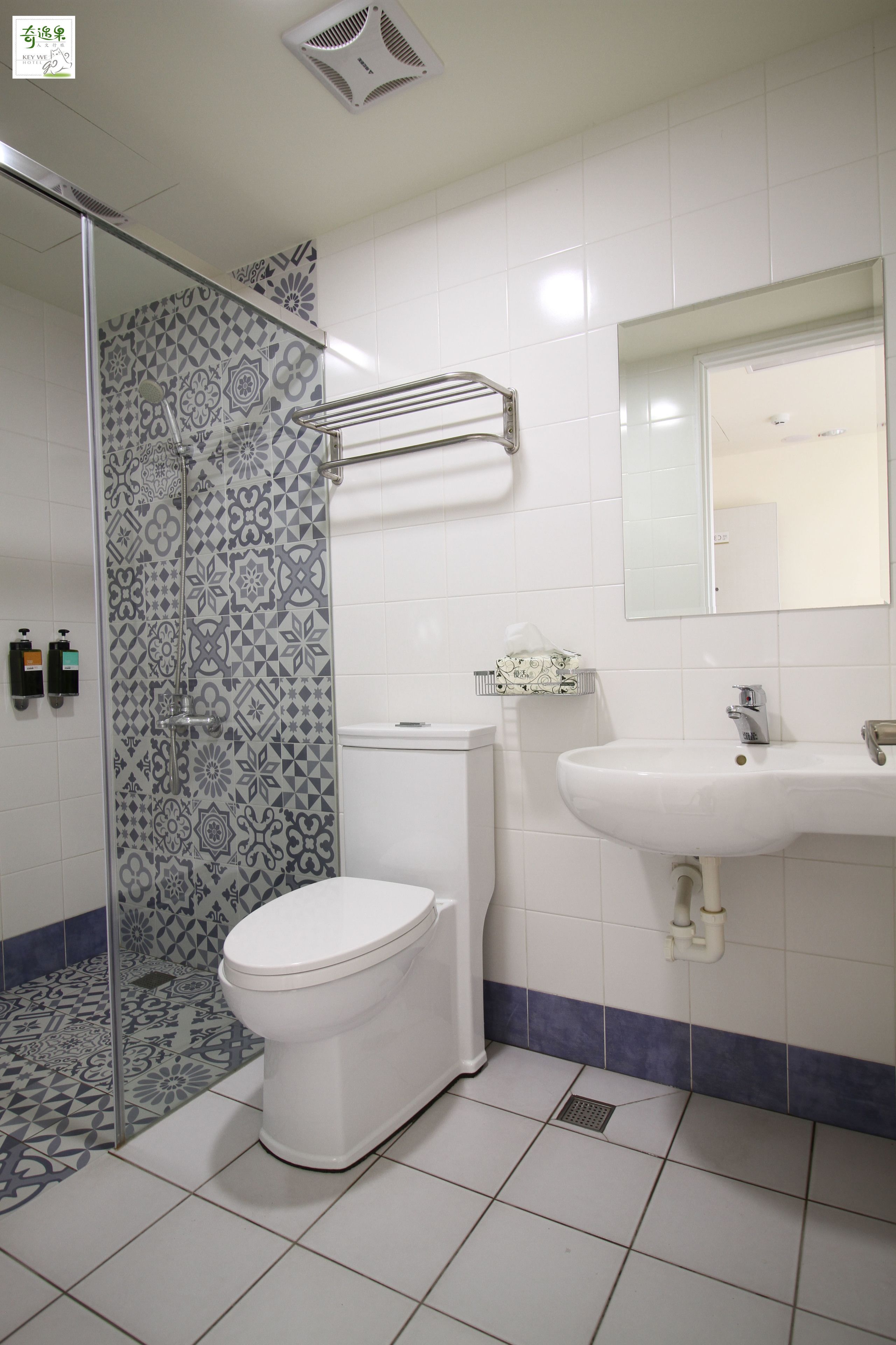 double room | bathroom shower