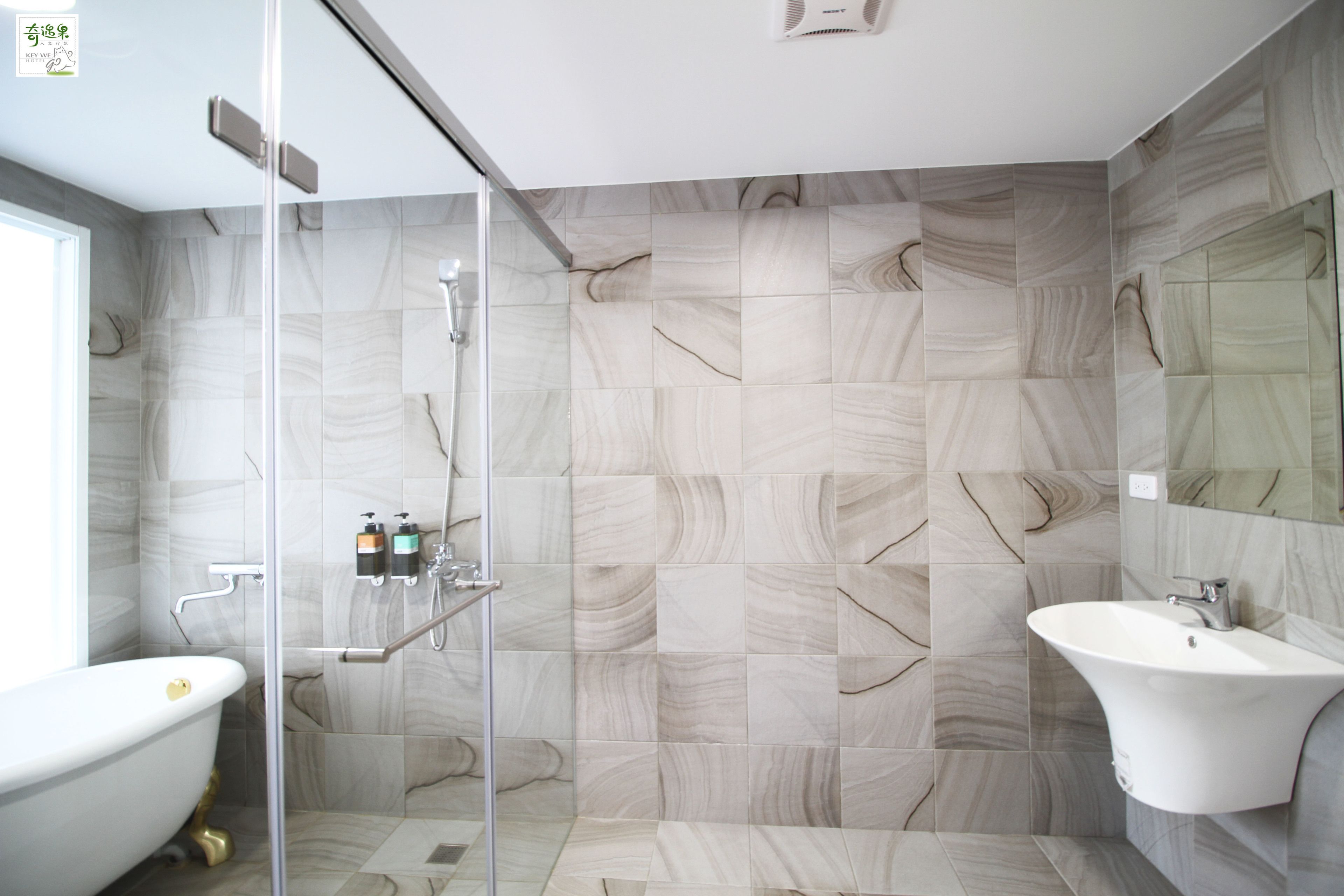 romantic double room | bathroom | shower, free toiletries, hair dryer, slippers