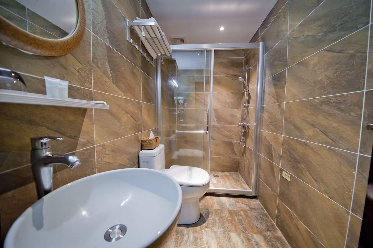 Superior Twin Room | Bathroom | Free toiletries, hair dryer, slippers, towels