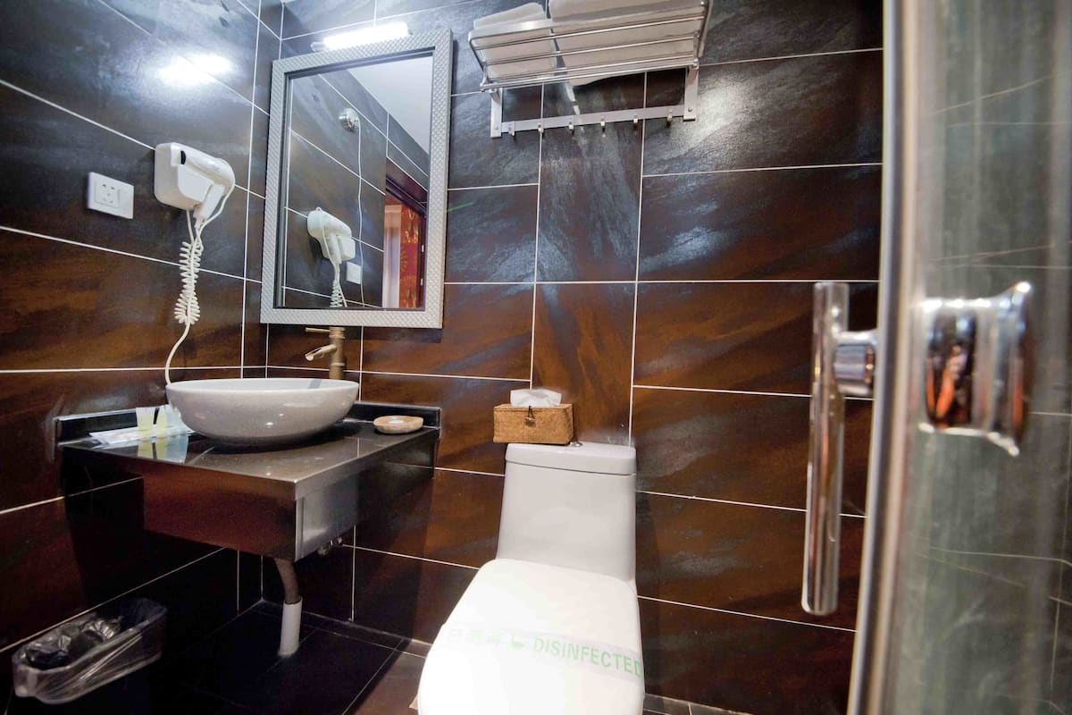 Deluxe Double Room | Bathroom | Free toiletries, hair dryer, slippers, towels