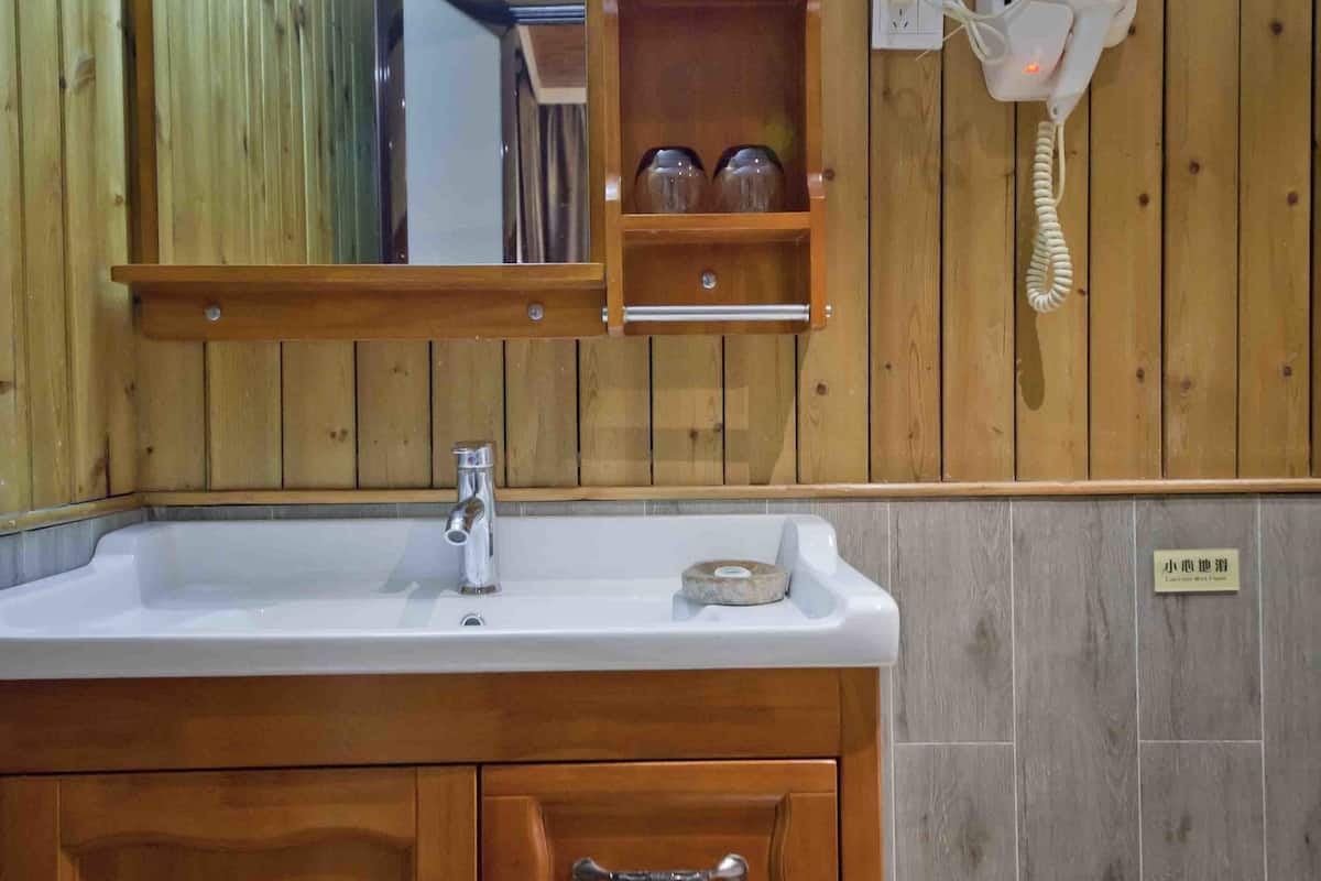 Deluxe Twin Room | Bathroom | Free toiletries, hair dryer, slippers, towels