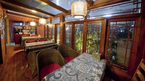 Breakfast, lunch and dinner served - Parkside Hostel (Guilin)
