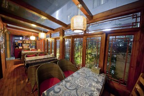 Se sirven desayunos, almuerzos y cenas; cocina internacional