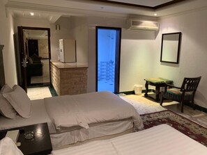 Zimmersafe, Bügeleisen/Bügelbrett, kostenloses WLAN, Bettwäsche