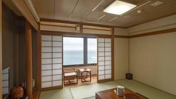 Japanese Room | In-room safe, bed sheets