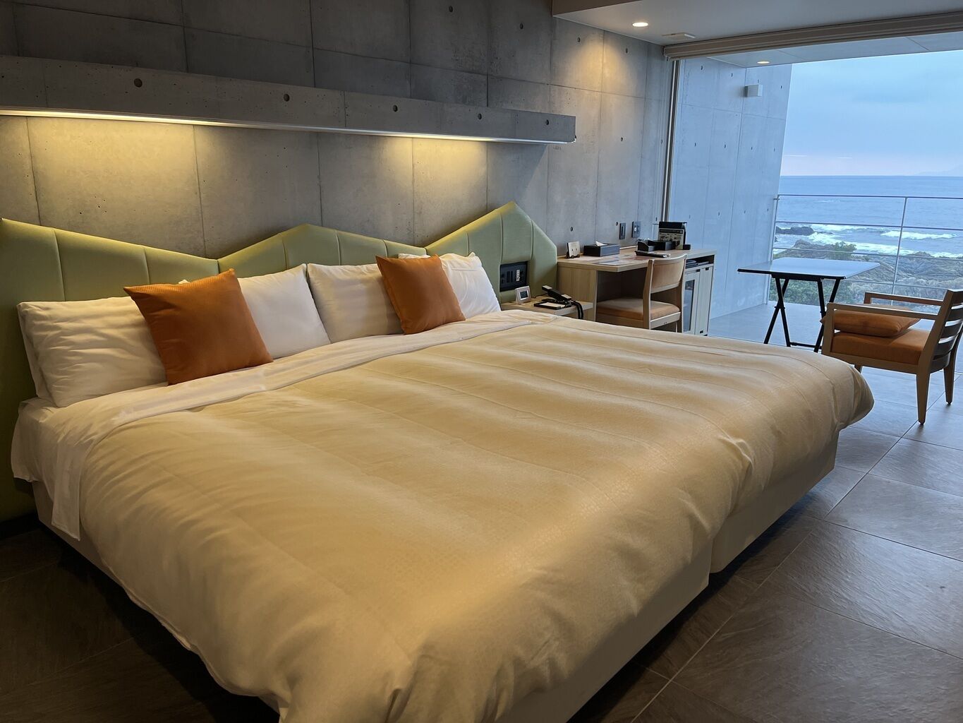 In-room safe, bed sheets