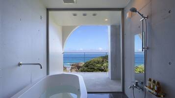 Deluxe Twin Room (Sea view) | Bathroom | Free toiletries, hair dryer, slippers, bidet