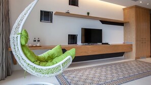 Quarto casal luxo, 1 cama Queen | Área de estar | TV LCD