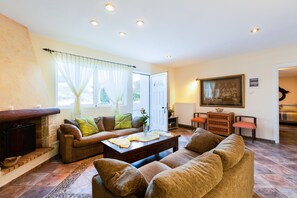 Villa Familiale, 5 chambres, piscine privée, vue montagne | Salle de séjour