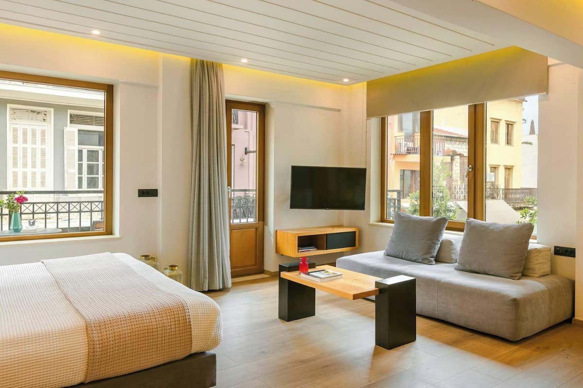 Deluxe Suite | Egyptian cotton sheets, premium bedding, pillow-top beds, in-room safe