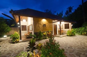 Bungalow with AC | Pillowtop beds, bed sheets