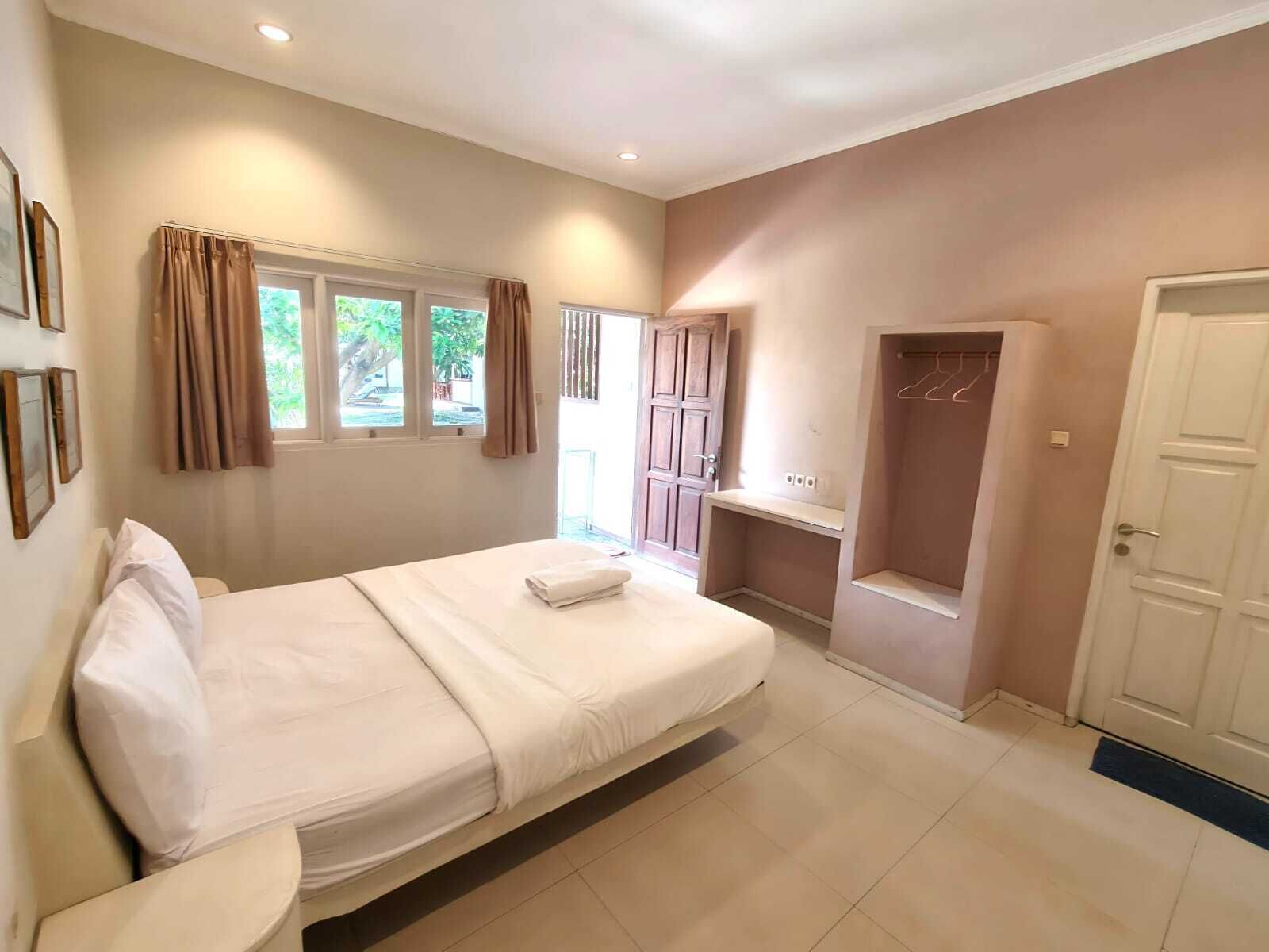 bungalow with ac | pillow-top beds, bed sheets