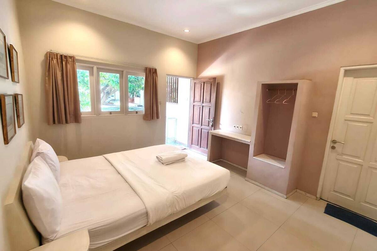 bungalow with ac | pillow-top beds, bed sheets