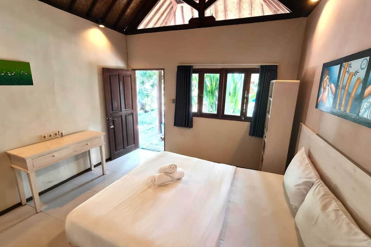 bungalow with ac | pillow-top beds, bed sheets