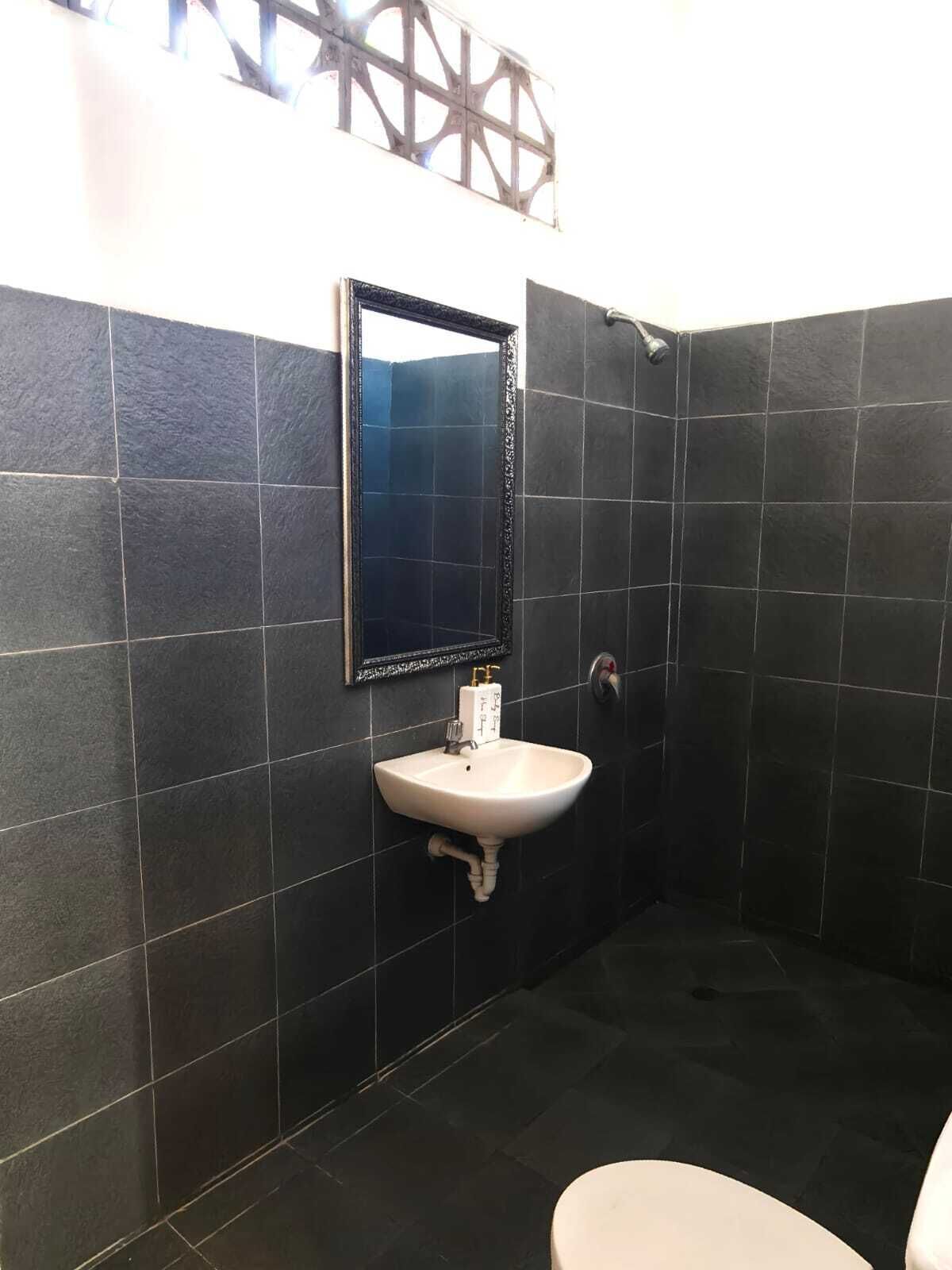 1 bedroom budget with ac | bathroom | shower, free toiletries, towels