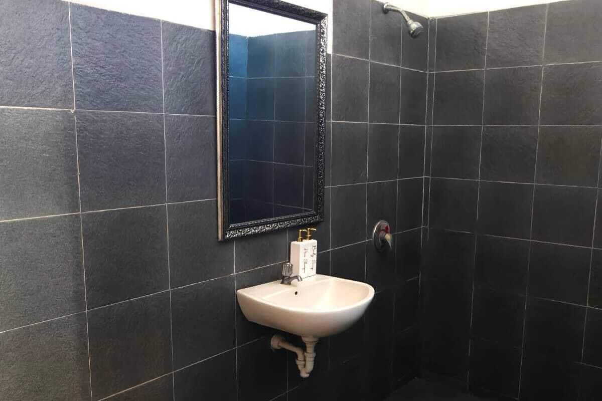1 bedroom budget with ac | bathroom | shower, free toiletries, towels