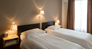 Habitació amb dos llits individuals estàndard | Caixa forta a l'habitació, escriptori i habitacions insonoritzades 